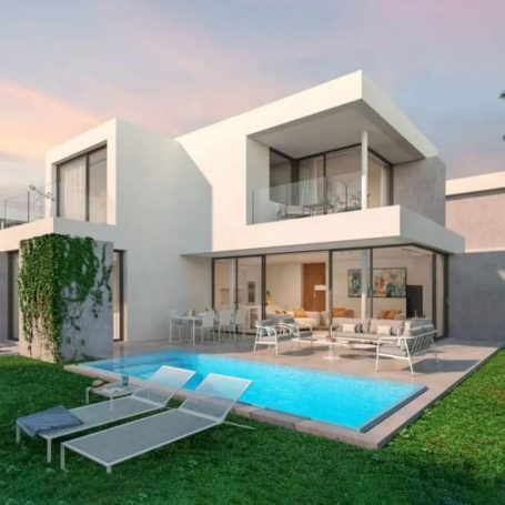 Casa moderna con piscina, jardín y muebles de exterior en un ambiente tranquilo.